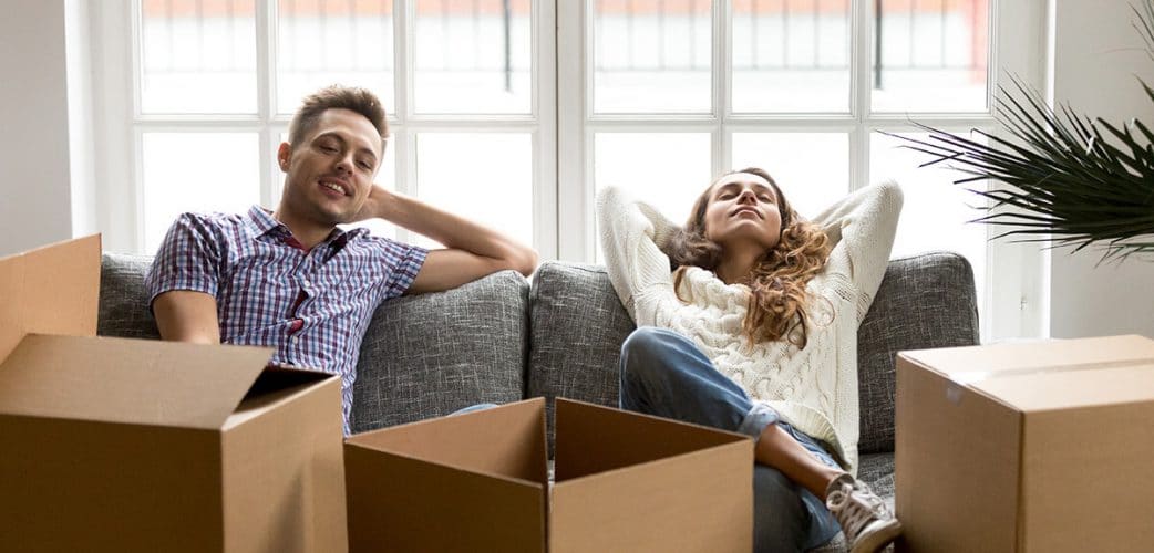 couple particulier relax après déménagement nouvelle maison