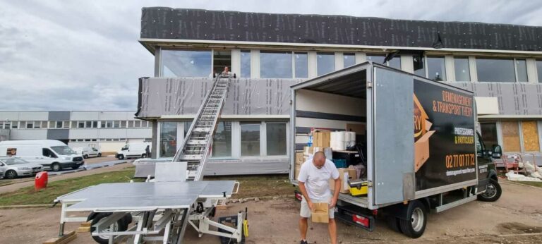 Camion de déménagement Thery et déménageur professionnel devant le monte-charges