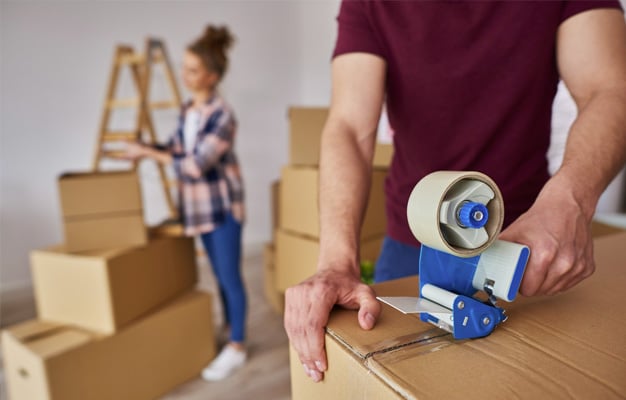 Homme faisant déménagement et emballant des cartons