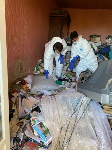 equipe des demenageurs thery pendant un debarras diogene