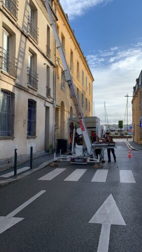 utilisation monte charges dans une rue