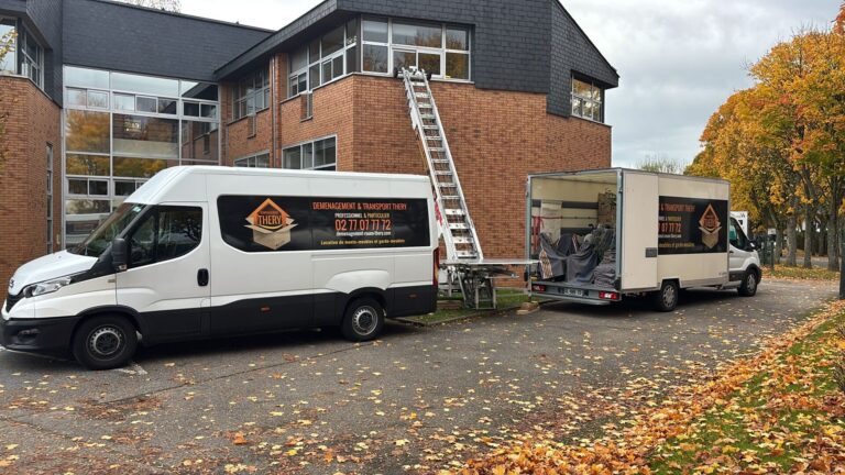 Deux fourgonnettes stationnées devant un bâtiment, signalant le déménagement de CERFrance