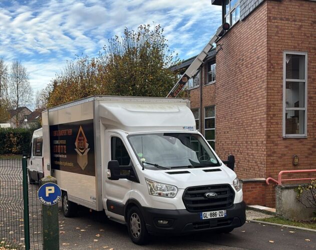 Un fourgon déménagement thery garé devant CERFrance