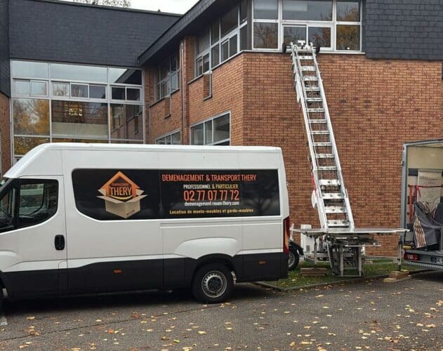 déménagement thery utilisant le monte charge pour le déménagement de CERFrance
