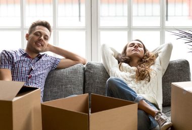 couple particulier relax après déménagement nouvelle maison