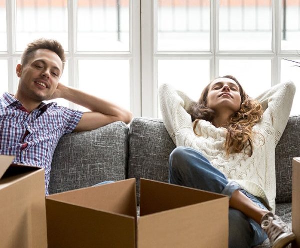 couple particulier relax après déménagement nouvelle maison