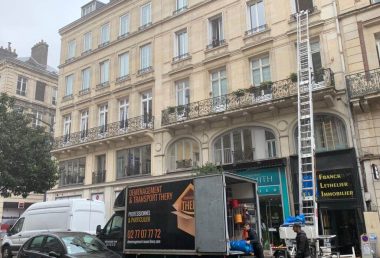 monte-charges et camion de déménagement