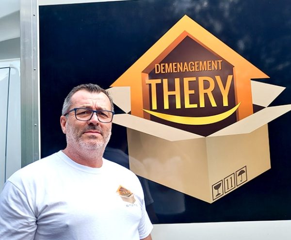 olivier thery devant son camion de déménagement